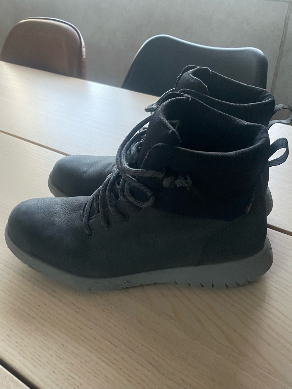 Bogs Men's Leather High-Top boots size 8.5 men’s Bog shoes grey leather